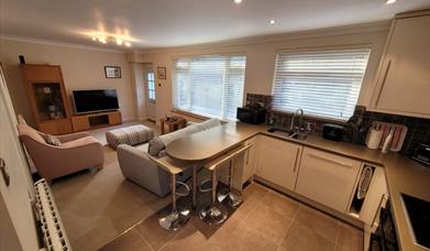 Sarlou Close dining and kitchen area