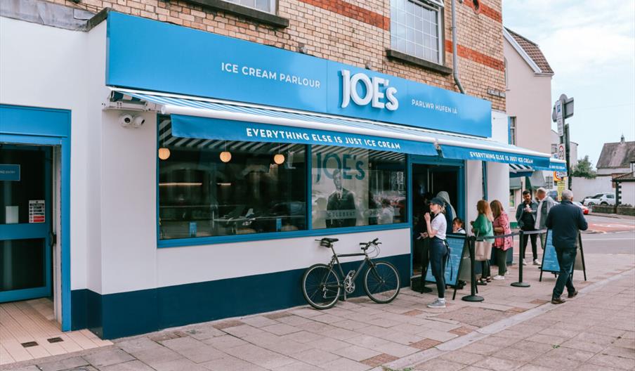 Joes Ice Cream entrance with queue